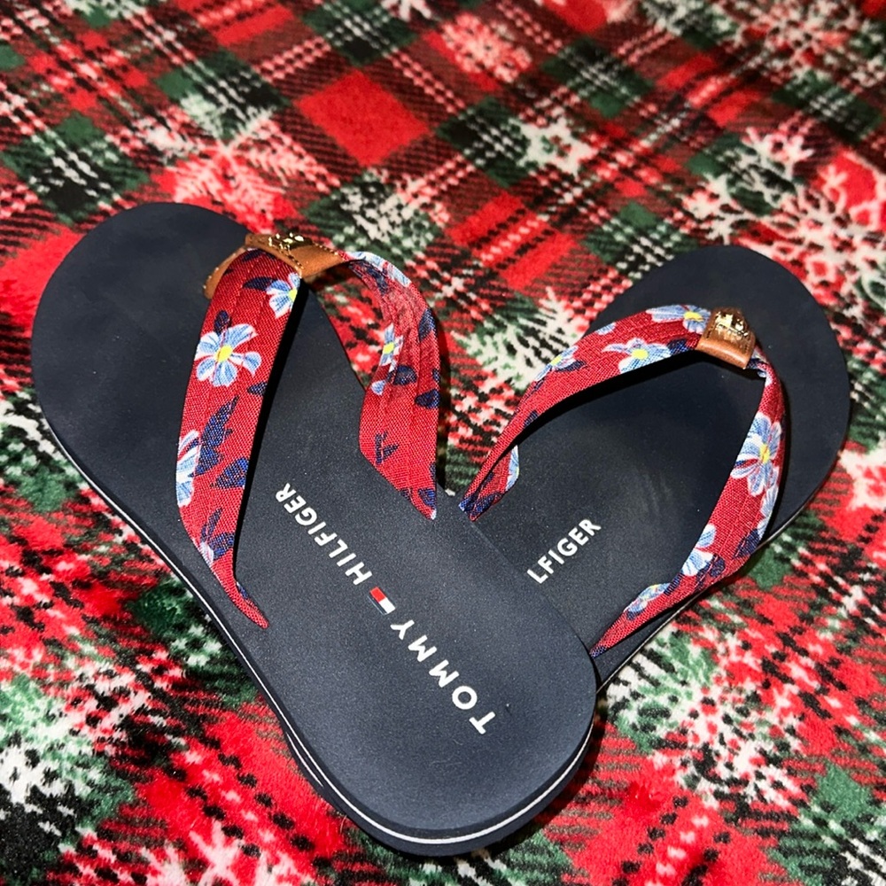Tommy Hilfiger Size 7 flip flops